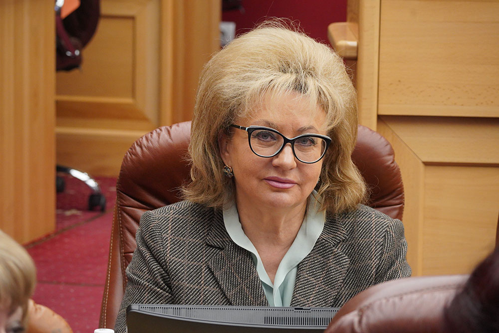 Жалаңаш әнші Максимова