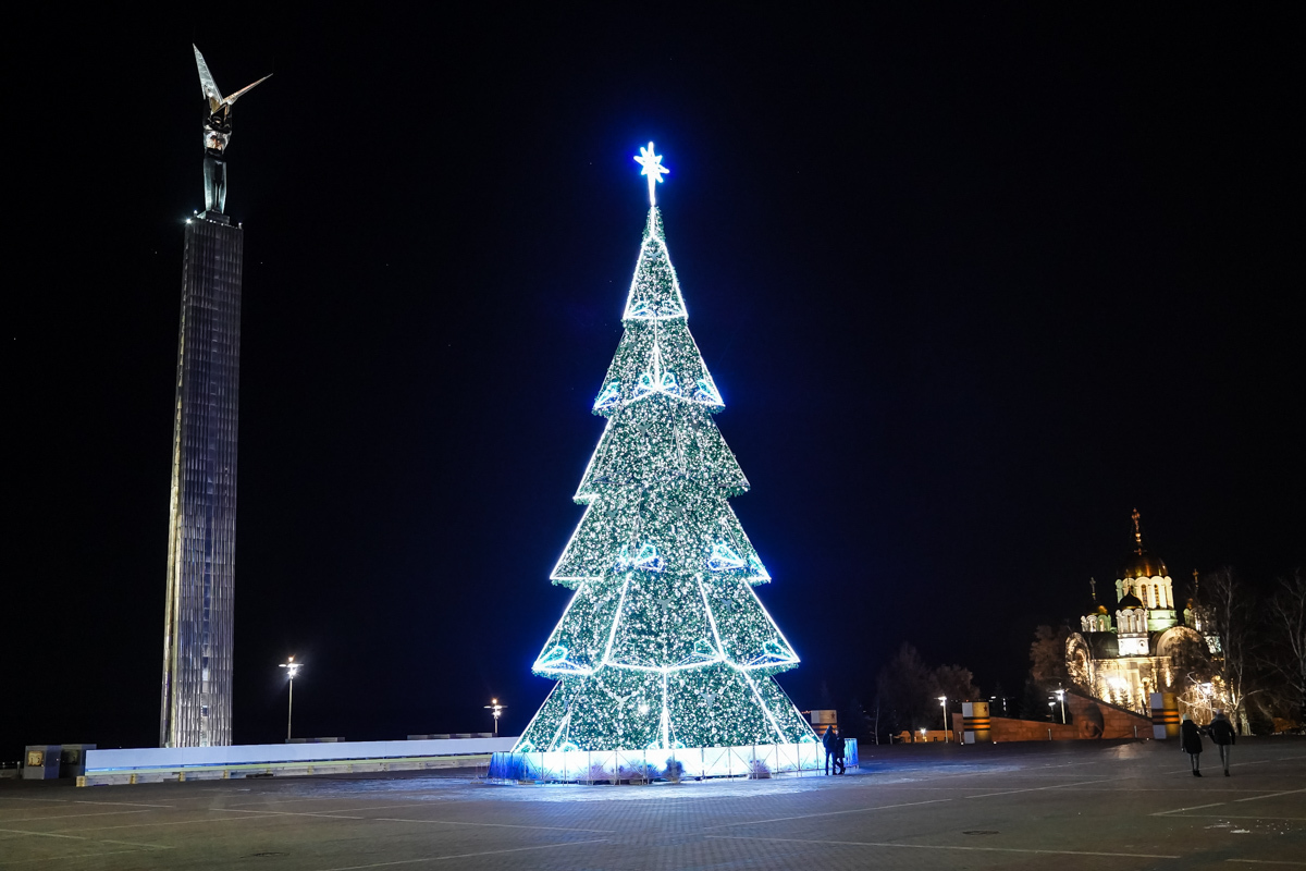 Елки самара. Каток на площади славы Самара. Елка на площади славы Самара. Самара каток на площади славы 2022 год. Самара каток площадь славы елка.