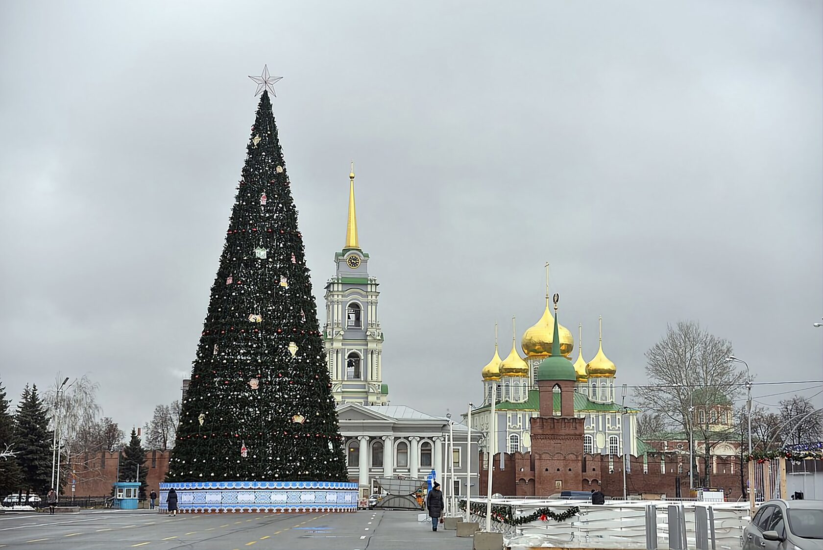 Елка в туле. Тульская ёлка 2002. Тула елка роща. Ель Тула. Красная ель в Туле.